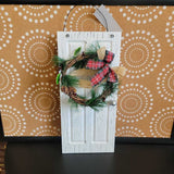 WHITE+, DOOR W/WREATH WALL HANGING